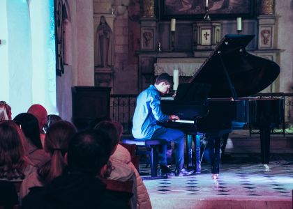 concert classique sur piano à queue à l'église