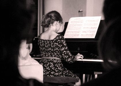 EMM - piano concert jeune fille dos