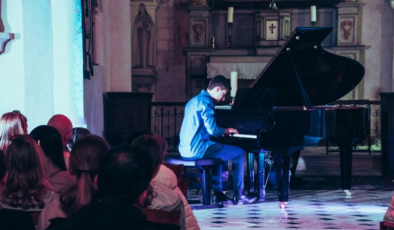 concert classique sur piano à queue à l'église