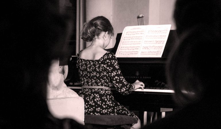 EMM - piano concert jeune fille dos